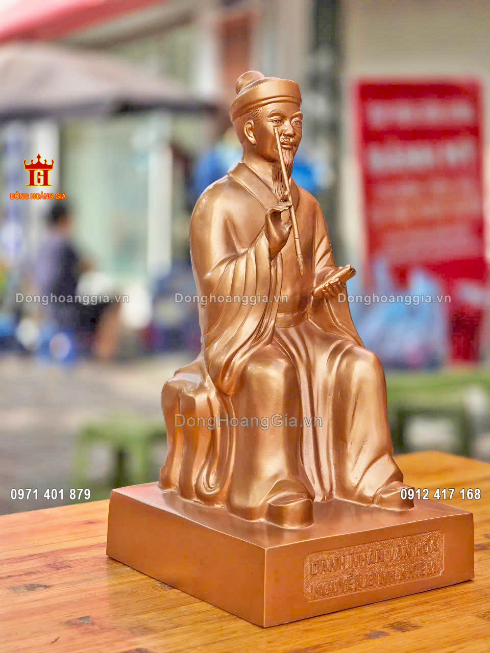 Bày trí tượng danh nhân văn hoá Nguyễn Bỉnh Khiêm tại phòng khách sang trọng và ý nghĩa